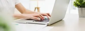 escribiendo la descripción del anuncio de venta de idealista